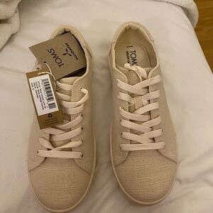 Tom’s  Verona style women’s sneakers size 9. Beige. NWT